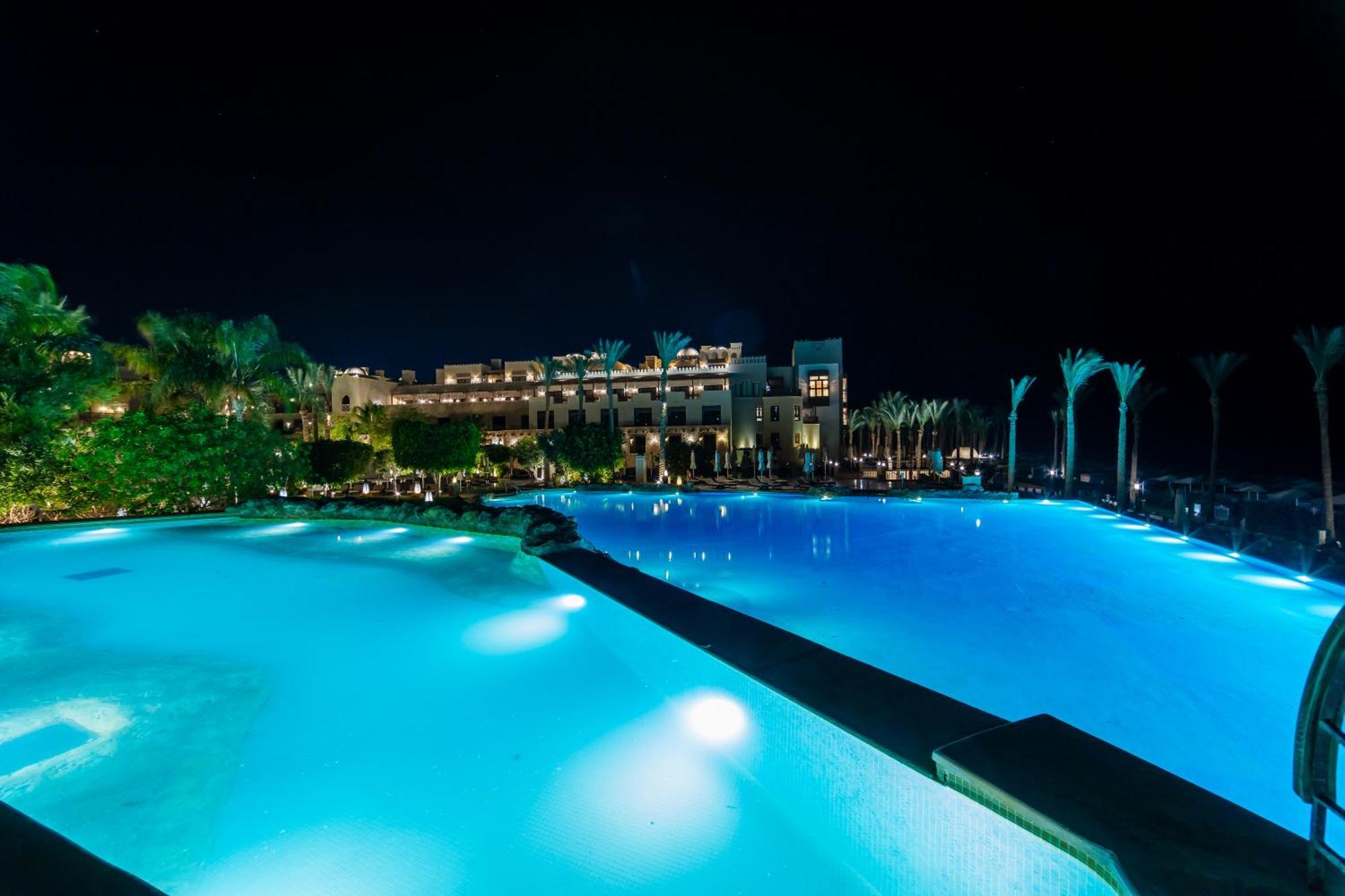The Makadi Spa Hotel - Couples Only 18 Years Plus Hurgada Dış mekan fotoğraf The pool at night