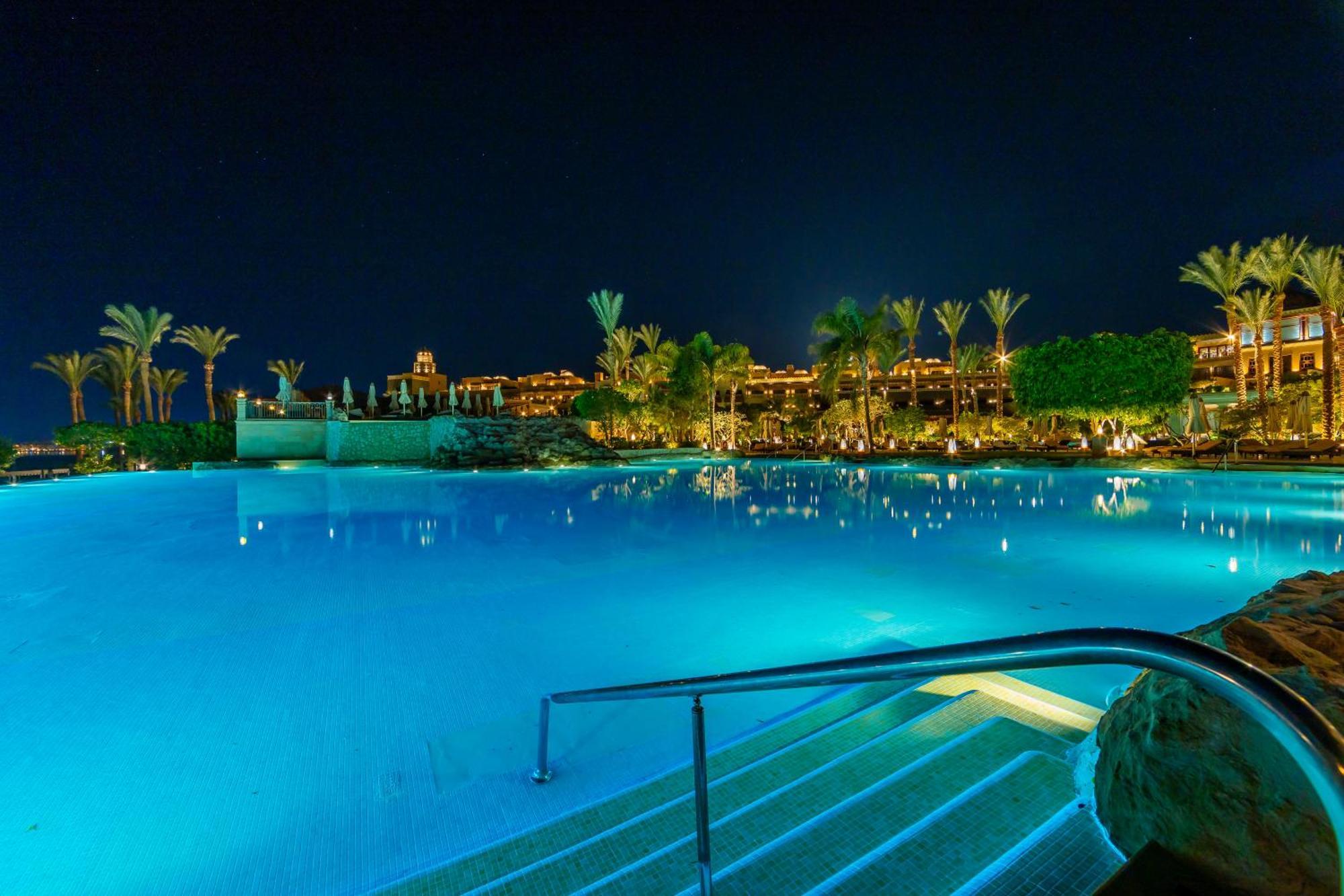 The Makadi Spa Hotel - Couples Only 18 Years Plus Hurgada Dış mekan fotoğraf The pool at the Hilton Sharm El Menah